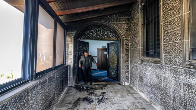 pemukim israel bakar masjid di tepi barat palestina 1771891177757 169