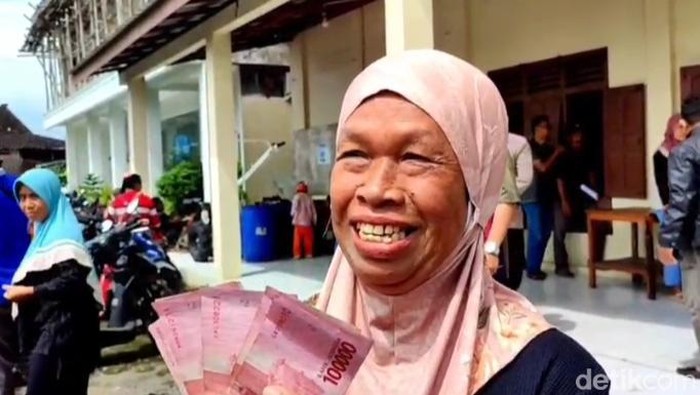 salah satu warga desa wunut klaten tersenyum semringah mendapat thr rp 250 ribu 1772701450160 169