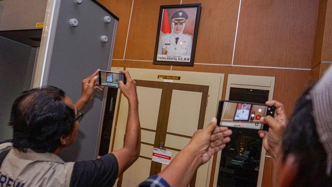 usai diciduk kpk ruang bupati pekalongan langsung disegel 1772513681161 169