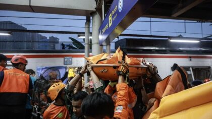 evakuasi korban kecelakaan kereta api di bekasi timur 1777343282413 169