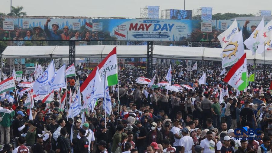 massa buruh memadati kawasan monumen nasional monas dalam peringatan hari buruh internasional mayday di jakarta jumat 152026 1777601273166 169